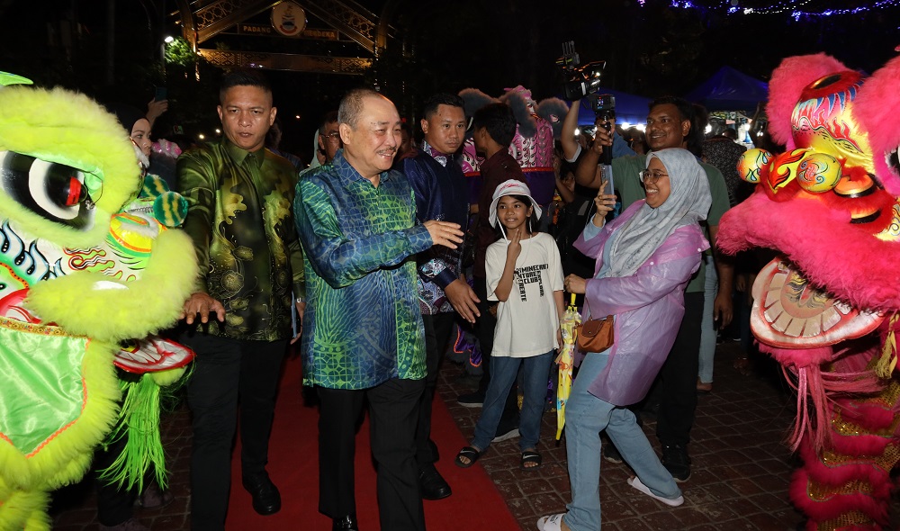  Hajiji beramah mesra dengan orang ramai yang hadir sempena Sambutan Hari Sabah 2024 di Padang Merdeka, di Kota Kinabalu pada Sabtu.