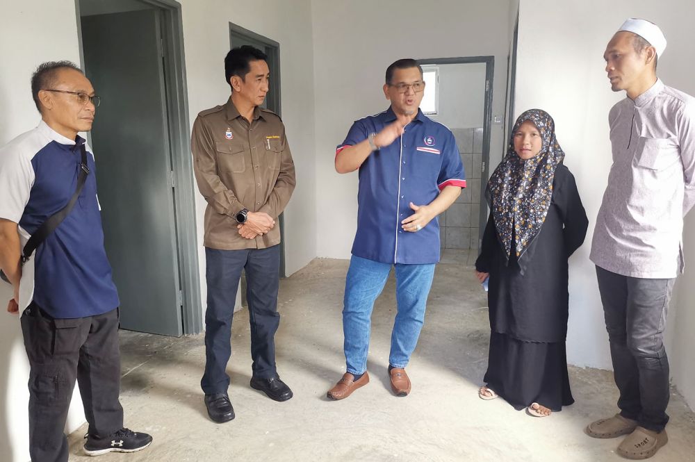  Nizam ketika meninjau Rumah Mesra SMJ untuk diserahkan kepada pemohon, Patima Mohamad di Kampung Balung Cocos.