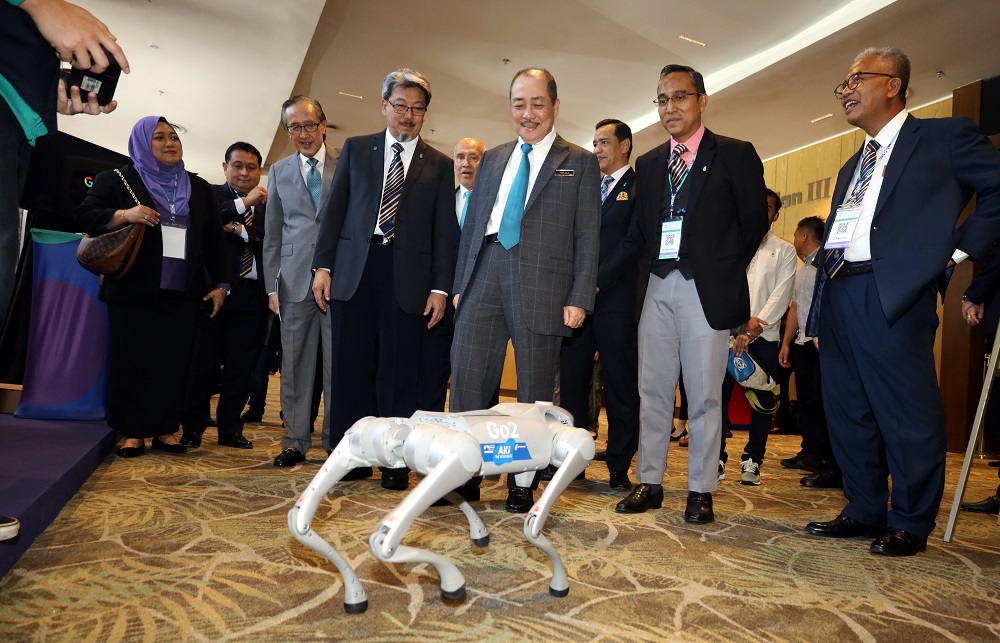  Hajiji ketika meninjau teknologi yang dipamerkan dalam majlis berkenaan.