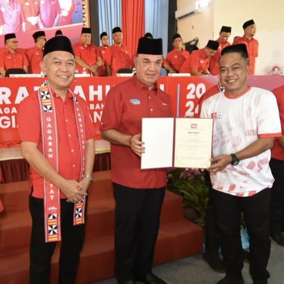  Seorang ketua cawangan menerima watikah pelantikan sempena mesyuarat agung tahunan itu.