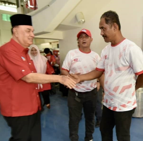  Gulam bersalaman ketika menyantuni sebahagian perwakilan di luar dewan persidangan.