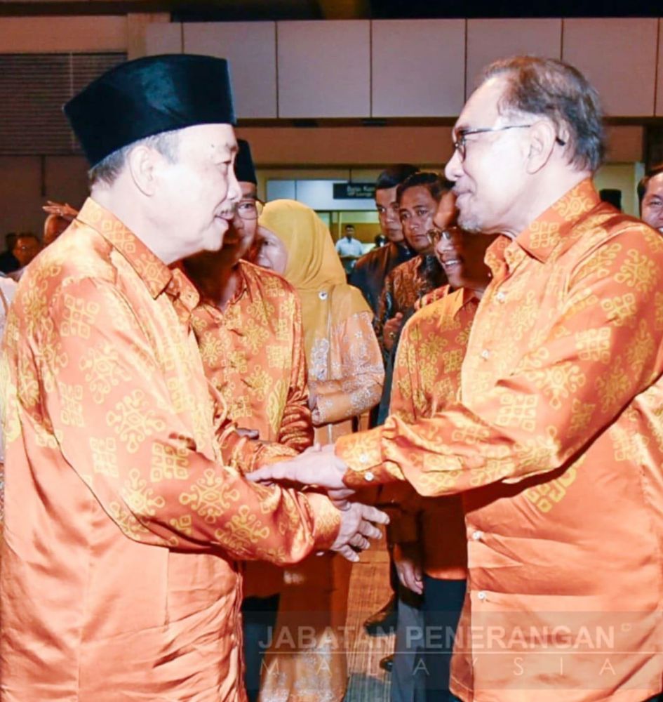  Hajiji dan Anwar erat bersalaman sejurus sebelum Perdana Menteri menaiki pesawat untuk pulang ke Kuala Lumpur pada Isnin malam.