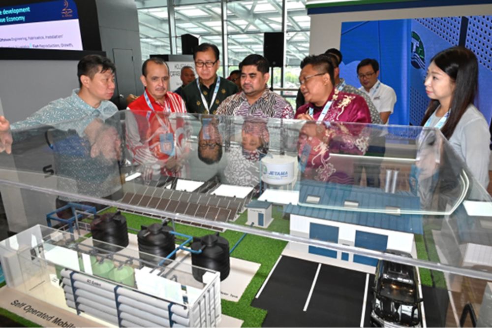  Ketua Pegawai Eksekutif Jetama Sdn.Bhd, Datuk Ahmad Naim Uddang (dua kanan) memberi taklimat mengenai projek `Solar-Powered Nano Filtration Drinking Water System' di Kota Kinabalu.