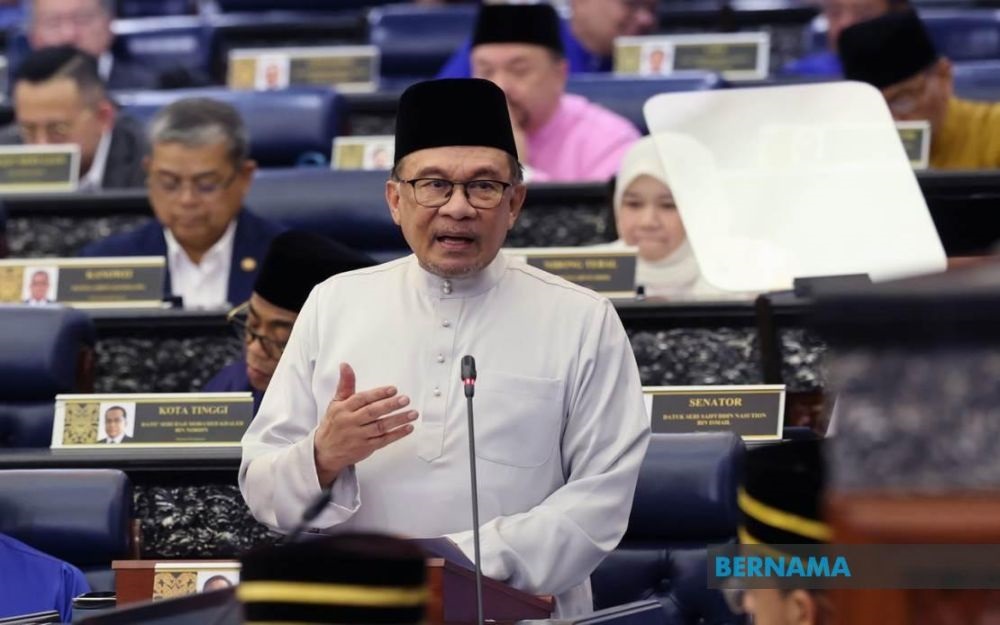  Anwar ketika membentangkan Belanjawan 2025 yang antara lain mengumumkan peruntukan RM300 juta di bawah Dana Mudah Cara Peralihan Tenaga Negara.