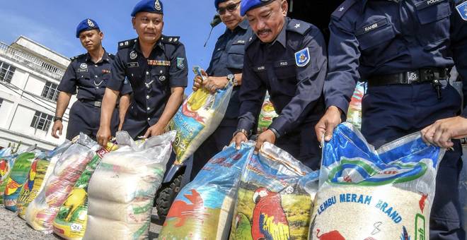 DIRAMPAS: Supt Mohamad Pajeri (dua kiri) bersama anggotanya menunjukkan sebahagian daripada 8,342 kilogram beras yang dirampas dengan jumlah keseluruhan nilai rampasan RM198,350 pada sidang media di Markas Operasi Pasukan Polis Marin (PPM) Wilayah Tiga Pengkalan Kubor, Tumpat semalam. — Gambar Bernama