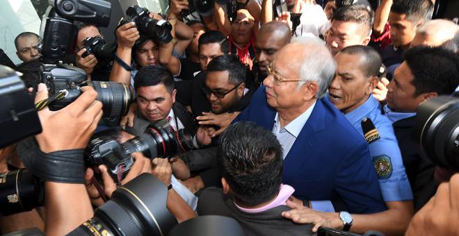 BERI KETERANGAN: Najib tiba di Ibu Pejabat Suruhanjaya Pencegahan Rasuah Malaysia (SPRM) dekat Putrajaya, semalam bagi memberi keterangan berhubung siasatan kesa SRC International Sdn Bhd. — Gambar Bernama