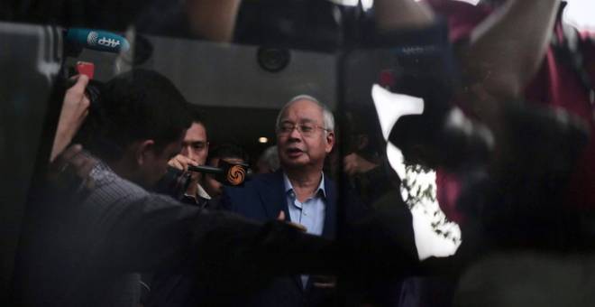 Najib keluar dari Ibu Pejabat SPRM setelah selesai memberi keterangan berhubung siasatan kes SRC International Sdn Bhd hari ini. - Foto BERNAMA