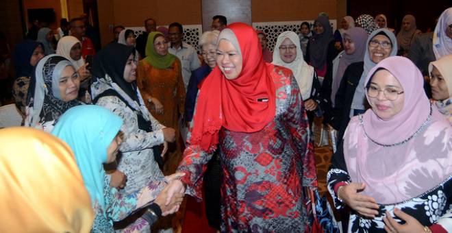 Rina Mohd Harun bersalaman bersama peserta pada Majlis Perasmian Seminar Kepimpinan Wanita Luar Bandar Zon Utara hari ini. - Gambar Bernama 