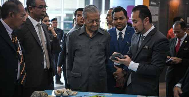 TELITI: Dr Mahathir mendengar penerangan daripada Pengurus Bahagian Geopark Lembaga Pembangunan Langkawi (LADA) Azmil Munif Mohd Bokhari (kanan) ketika menghadiri Taklimat Pembangunan Pulau Langkawi di Kompleks LADA Langkawi semalam. — Gambar Bernama