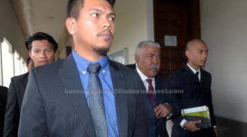 KE MUKA PENGADILAN: Mohd Arif (dua kanan) dan Ahmad Zukhairi (kiri) dihadapkan ke Mahkamah Sesyen atas pertuduhan rasuah membabitkan RM550,000 berhubung projek Bekalan Elektrik Luar Bandar di Sandakan, Sabah, tahun lepas. — Gambar Bernama