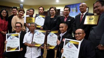 TERBAIK: Christina bersama para pengusaha inap desa dan pelancongan luar bandar Sabah yang menerima anugerah peringkat Asia semalam. — Gambar Bernama