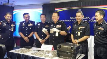 ZAINI menunjukkan rampasan ganja pada sidang media di Ibu Pejabat Polis Kontinjen (IPK) Sabah.