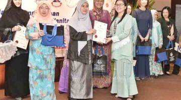 WAKIL Jawatankuasa MPWS Media, Marryan Razan menerima sijil penghargaan dari Norazlinah (tiga dari kiri).