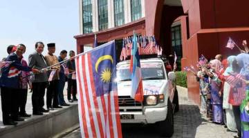 KEMBARA MERDEKA: Samsuni melepaskan konvoi kembara merdeka di pekarangan Kompleks Bangunan Persekutuan Sabah di Sabah, semalam. — Gambar Bernama