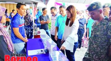 LAWAT: Vivian bersama Noor Alam melawat kaunter pameran yang dibuka pada Program Santai Esscom Sempena Bulan Kebangsaan 2019.