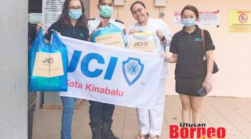 KENANGAN: Wakil JCI Kota Kinabalu merakamkan gambar kenangan bersama kakitangan Hospital Wanita dan Kanak-Kanak ketika menyerahkan topeng muka.