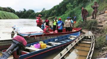 OPERASI: Pasukan penyelamat mengadakan operasi mencari dan menyelamat mangsa disambar buaya di Kampung Banang.