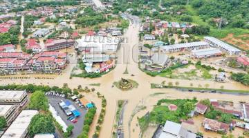 BANJIR KILAT: Keadaan Donggongon Penampang yang dilanda banjir kilat. - Gambar oleh Anson How
