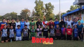 BARISAN PEMAIN: Jelani (berdiri lapan kiri) bersama jurulatih Justin Ganai dengan pemain-pemain wanita Sabah selepas menjalani latihan pusat.