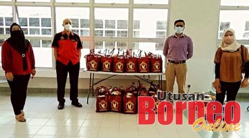 KEMPEN: Wakil syarikat LDFM semasa membuat persiapan kempen derma darah di Hospital Lahad Datu. 