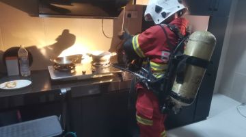Anggota bomba memeriksa perkakas memasak yang berasap dan mencemaskan penghuni sebuah rumah di Jalan Bangunan Kerajaan di Sarikei, malam Khamis.
