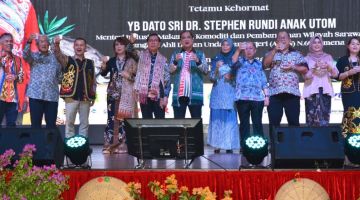 Dr Rundi (tengah) dan isteri serta Nyurak, Yakup, Syazwan (kiri), Pang, Haidar, Iskandar (kanan) serta isteri masing-masing memberi ucapan 'Selamat Hari Gawai Dayak' pada majlis tersebut.