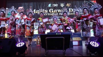 Lyechea (duduk), Jolin (berdiri kanan) dan Emilia (berdiri kiri) bersama finalis lain selepas diumumkan pemenang Kumang Gawai Bintulu 2024, malam Jumaat.