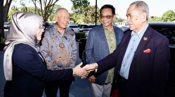 Abdul Karim (dua kanan) mengiringi masuk Tun Wan Junaidi yang tiba untuk mengadakan lawatan ke Muzium Budaya Borneo, Kuching hari ini. Turut sama ialah Timbalan Menteri Pelancongan, Industri Kreatif dan Seni Persembahan Sarawak Datuk Sebastian Ting (dua kiri). - Gambar Penerangan