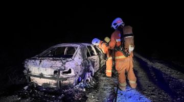 Pasukan bomba melakukan pemeriksaan pada sebuah kereta yang terbakar dan menemui seorang mangsa rentung di tempat duduk pemandu. 