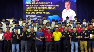 (Barisan depan, dari empat kanan) Yong, Chieng, Teo serta yang lain merakamkan kenangan bersama para pelajar cemerlang SPM 2023 SMK Sacred Heart, hari ini.