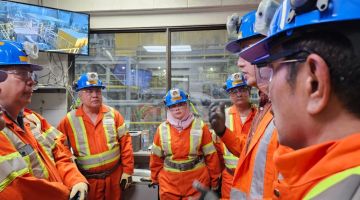 Awang Tengah (dua kiri) dan Hasidah (tiga kiri) serta yang lain mendengar taklimat semasa lawatan ke lombong emas Micassa Gold Mine di Kirkland, Toronto, Kanada.