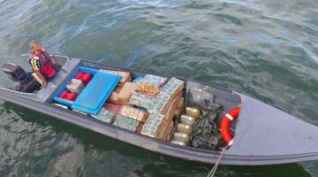 RAMPAS: Suspek dan barang rampasan dibawa ke Jeti Zon Maritim Sandakan untuk siasatan lanjut.