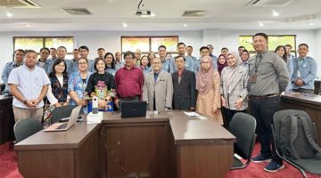 ALBUM: Dr Mohd Rahimie (enam kiri) bersama Dr. Syahran (lima kiri) dan delegasi dari UBT Indonesia.