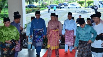 Abang Johari tiba di Masjid Jamek Negeri, Kuching bagi menunaikan solat sunat Aidiladha sempena Hari Raya Aidiladha hari ini.
