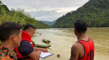 Anggota bomba mengambil maklumat di lokasi semalam. - Gambar JBPM