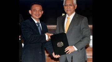 SERAH TERIMA: Dr Maszlee (kiri) menerima dokumen serah terima tugas daripada Idris pada Majlis Serah Terima Tugas di Putrajaya semalam. — Gambar Bernama
