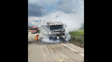 Kebakaran yang memusnahkan sebuah lori kargo di kawasan Batu 18, Jalan Bintulu-Miri petang tadi.